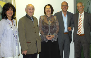 Katja Lange-Müller (Mitte) wurde im Casino der Sparkasse Pforzheim Calw als neue Stipendiatin der Hermann-Hesse-Stiftung willkommen geheißen durch (v.r.) OB Manfred Dunst, den Stiftungs-Vorsitzenden Dr. Andreas Narr, den Findungskommissions-Vorsitzenden Egbert-Hans Müller und Geschäftsführerin Elke Ruff.
