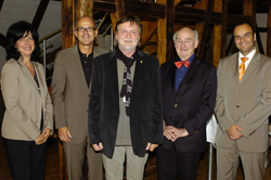 Hesse-Stipendiat Michael Wüstefeld (Mitte) mit (v.l.) Stiftungs-Geschäftsführerin Elke Ruff, Stiftungs-Vorsitzendem Dr. Andreas Narr, Findungskommissions-Vorsitzendem Egbert-Hans Müller und Sparkassen-Filialdirektor Alexander Dippold.