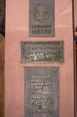 Tafeln am Geburtshaus erinnern in Calw an den berühmten Sohn der Stadt