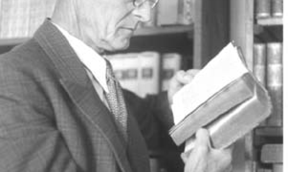 Hermann Hesse mit Buch vor Buchregal, Foto Martin Hesse © Martin Hesse Erben