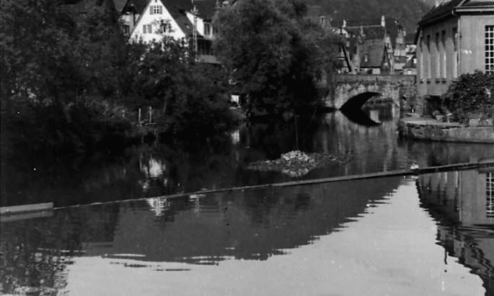 Die Nikolausbrücke vom Stauwehr aus gesehen, rechts das Hotel Waldhorn. (© Martin Hesse Erben)