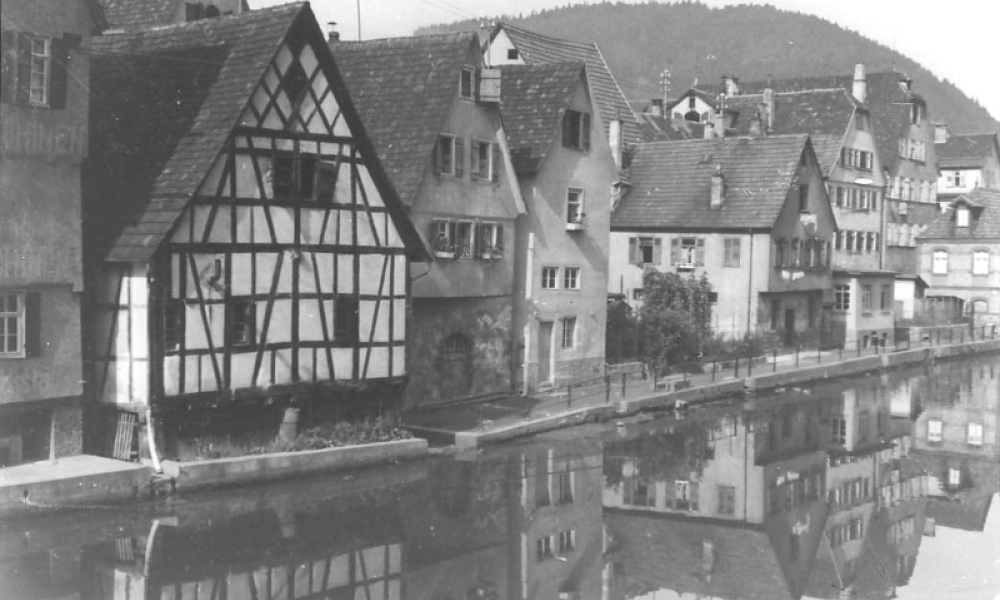 Das Nagoldufer mit altem Schlachthaus und Eselsstall in der Innenstadt von Calw. (© Martin Hesse Erben)