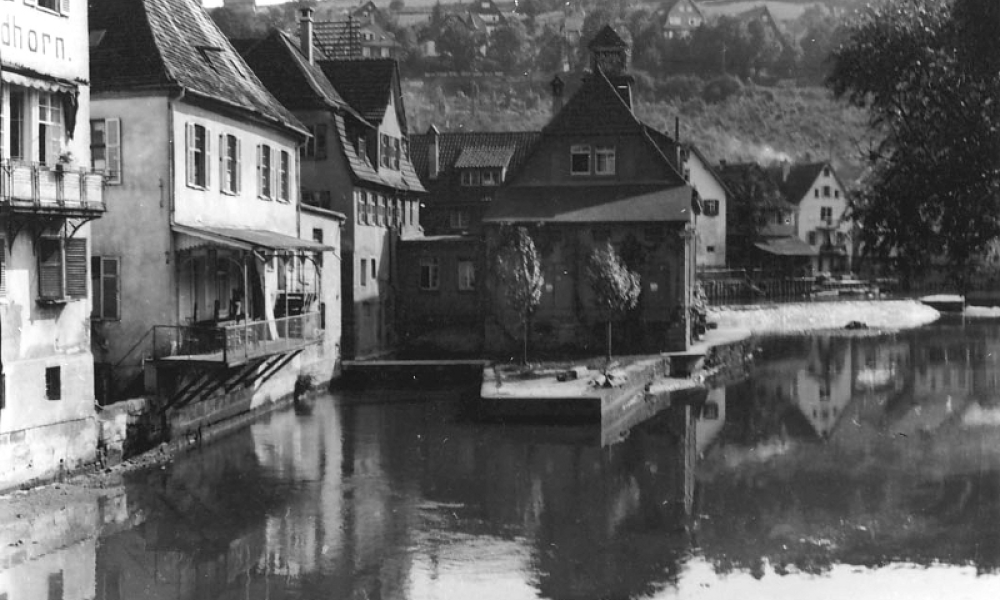 Die Obere Mühle, heute das Elektrizitätswerk der Stadt Calw, von der Nikolausbrücke aus gesehen. (© Martin Hesse Erben)