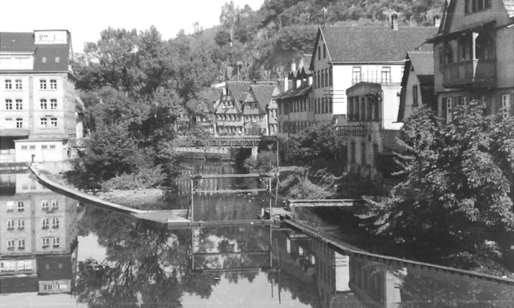 Blick von der Nikolausbrücke auf den Bischof. Links die ehemalige Westenfabrik Christian Ludwig Wagner. (© Martin Hesse Erben)