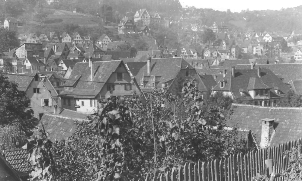 Über den Dächern von Calw. Blick zur Zügelschen Handelsschule, später Akademie für Lehrerfortbildung. (© Martin Hesse Erben)
