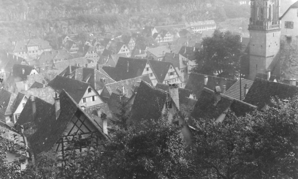 Von der Schillerstraße Blick zum Langen am Kirchturm der Stadtkirche vorbei. (© Martin Hesse Erben)