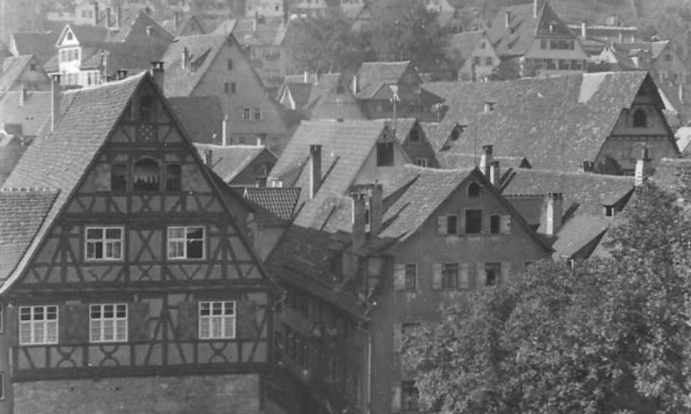 Vom Garten des Steinhauses aus Blick auf die Nagold mit Weinsteg und das evangelische Vereinshaus, heute Andreähaus (© Martin Hesse Erben)