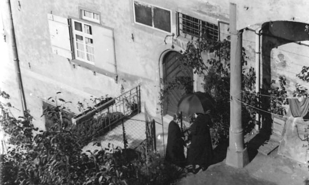 Das Steinhaus, vom Berg in Höhe Bahndamm gesehen (© Martin Hesse Erben)