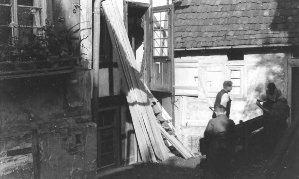 Eine Schreinerei mit Männern bei der Arbeit (© Martin Hesse Erben)