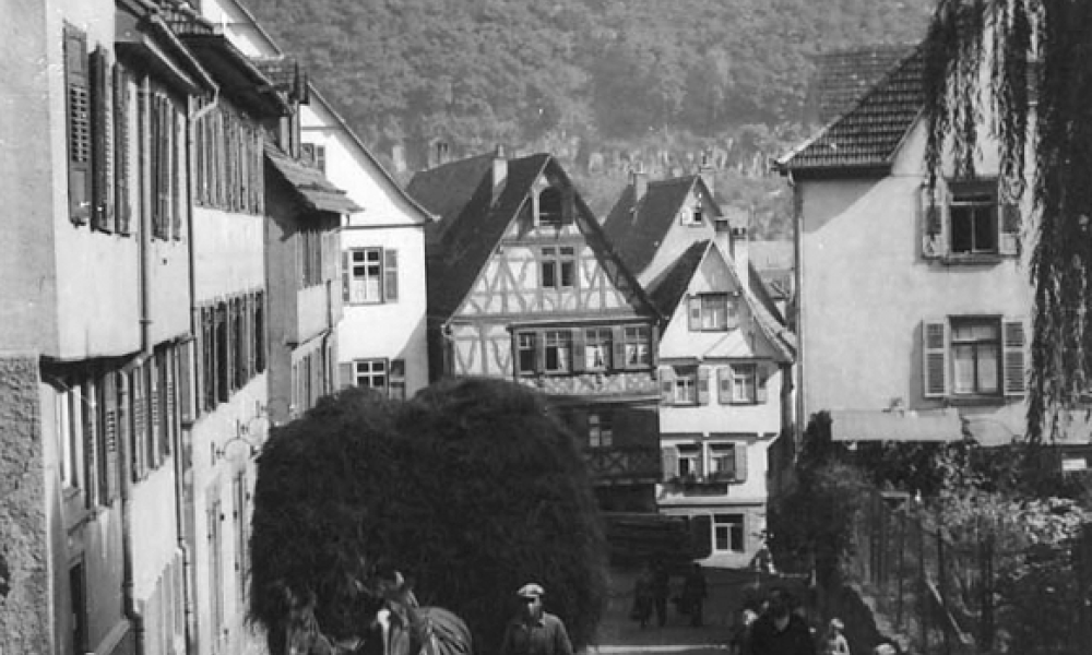 Salzgasse mit Pferdefuhrwerk, rechts Gasthaus Kanne (© Martin Hesse Erben)