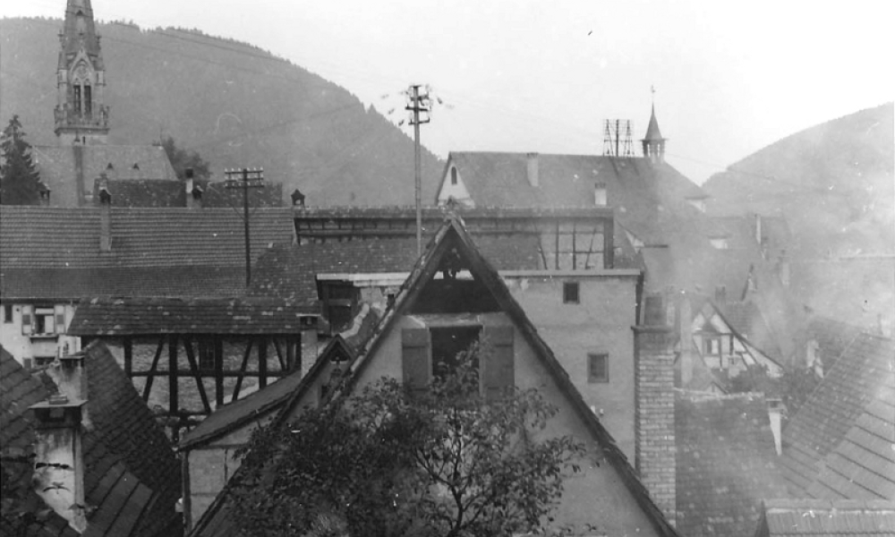 Vom Entenschnabel Blick über die Stadt, auf die Stadtmauer mit Wehrgang, Kirchturm und Rathaus (© Martin Hesse Erben)