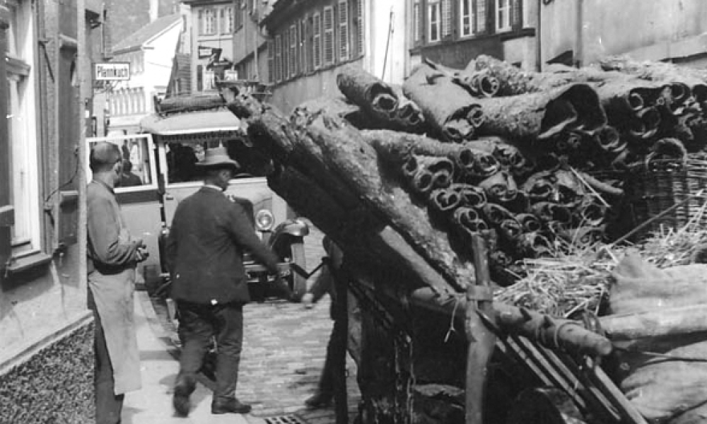 Die Badgasse mit Auto und Pferdefuhrwerk (© Martin Hesse Erben)