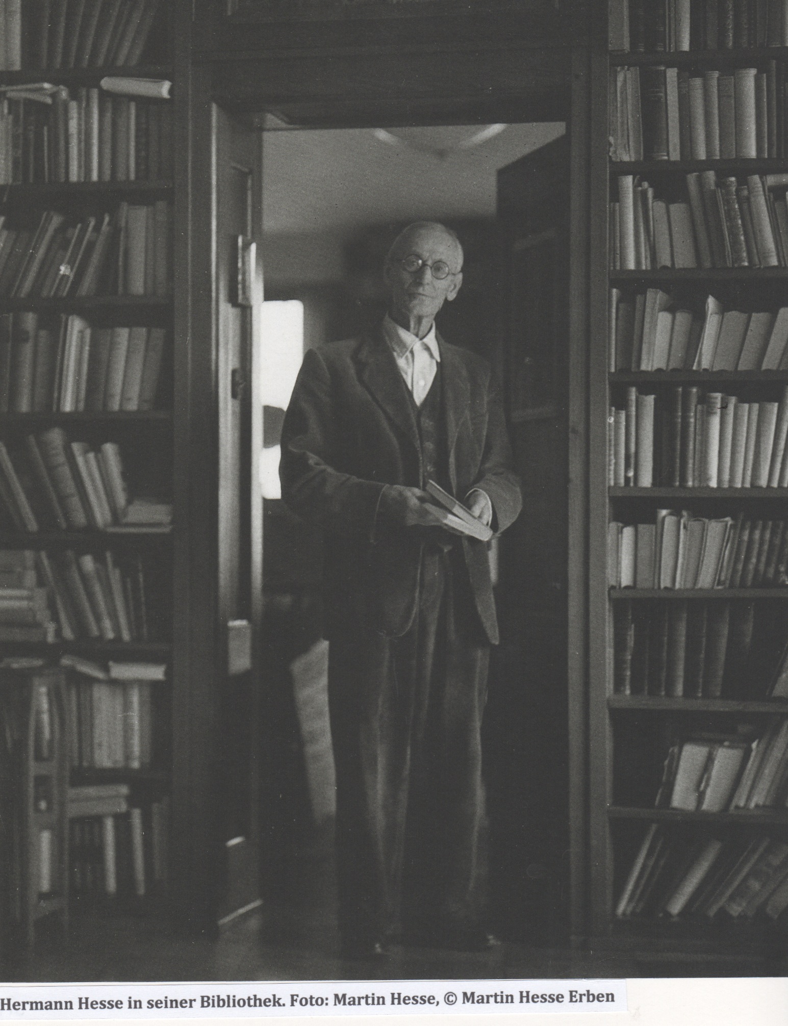 Hermann Hesse in seiner Bibliothek in Montagnola. Foto: Martin Hesse, (c) Martin Hesse Erben