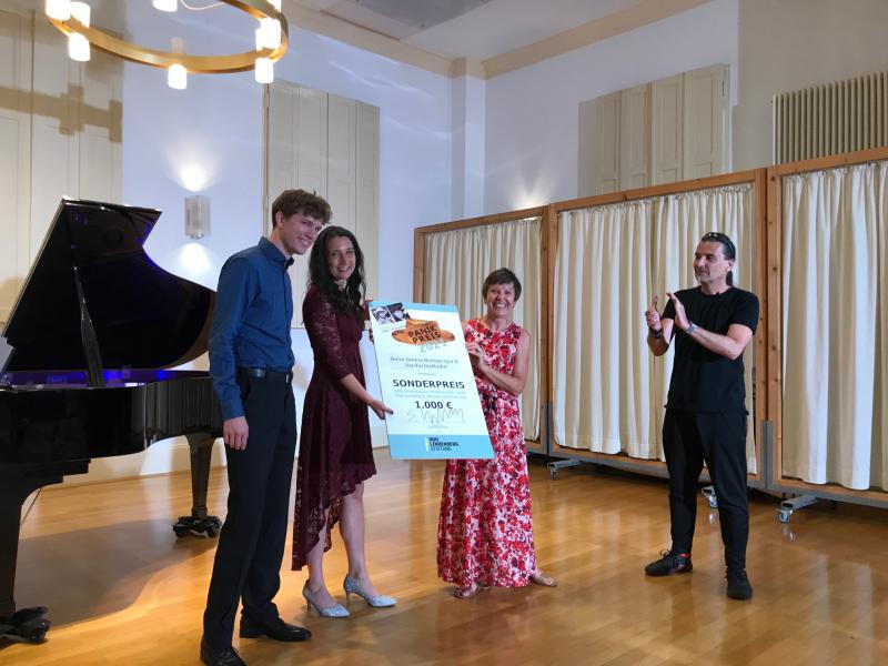Verleihung Hesse-Sonderpreis 2021: Das Sieger-Duo Jascha Nakladal und Anna Janina Remsperger, mit Katrin Zauner und Arno Köster (Lindenberg-tiftung)