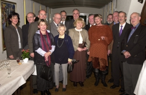 Jutta Richter (v.r.) wurde in der Sparkasse in Calw von Mitgliedern und Freunden der Hesse-Stiftung, darunter OB Manfred Dunst (2.v.r.), Sparkassendirektor Hans Neuweiler (hinter der Autorin) und Stiftungsvorsitzenden Dr. Eugen Schmid willkommen geheißen.