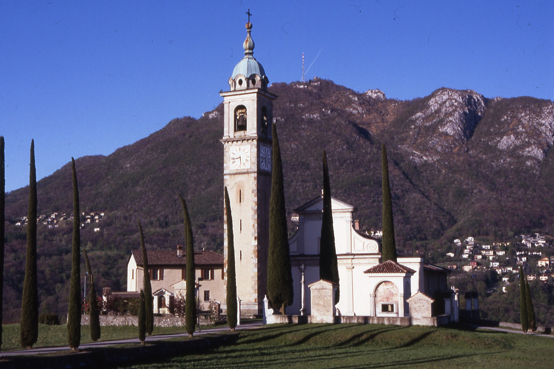 Kirche Sant'Abbondio beim Friedhof in Gentilino unterhalb von Montagnola. Foto: Herbert Schnierle-Lutz
