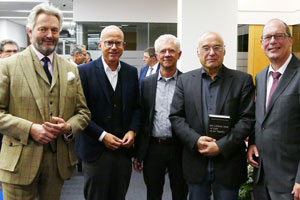 Hesse-Stipendiat Hans-Christian Oeser (2.v.r.) mit (v.l.) dem Kuratoriums-Vorsitzenden der Calwer Hermann-Hesse-Stiftung Friedrich Herzog von Württemberg, dem Stiftungs-Vorsitzenden Dr. Andreas Narr, Laudator Tobias Scheffel und dem Vorstands-Vorsitzenden Stephan Scholl.