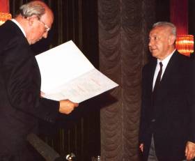 Prof. Drs. Bernhard Zeller übergibt die Preisurkunde an Solomon Apt