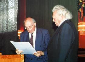 Preisübergabe durch Prof. Drs. Bernhard Zeller