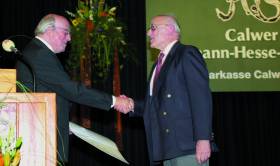 Prof. Drs. Bernhard Zeller gratuliert Jean Malaplate