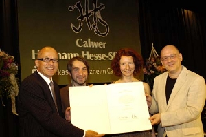 Preisübergabe durch Dr. Andreas Narr Der Stiftungsvorsitzende Dr. Andreas Narr überreicht den Preisträgern die Urkunde. Von links: Walter Fabian Schmidt, Katharina Bendixen, Andreas Heidtmann.