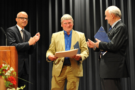 Ehrenpreis-Verleihung an Dr. Volker Michels Ehrenpreisträger Dr. Volker Michels mit Laudator Egbert-Hans Müller(re.) und Dr. Andreas Narr (li.)
