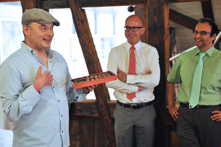 Catalin Dorian Floresco wurde als Hesse-Stipendiat in Calw begrüßt Hesse-Stipendiat Catalin Dorian Florescu mit Stiftungs-Vorsitzendem Dr. Andreas Narr und Sparkassen-Filialdirektor Alexander Dippold (v.l.).