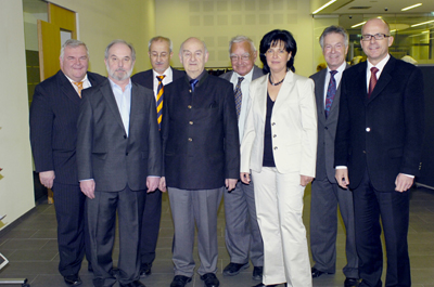 Thomas Hürlimann wurde als neuer Hesse-Stipendiat in Calw willkommen geheißen Thomas Hürlimann wurde als neuer Hesse-Stipendiat in Calw willkommen geheißen von (v.l.) Hans Neuweiler (stellvertretender Vorstandsvorsitzender der Sparkasse), Oberbürgermeister Manfred Dunst, Egbert-Hans Müller (Vorsitzender der Findungs-Kommission), Dr