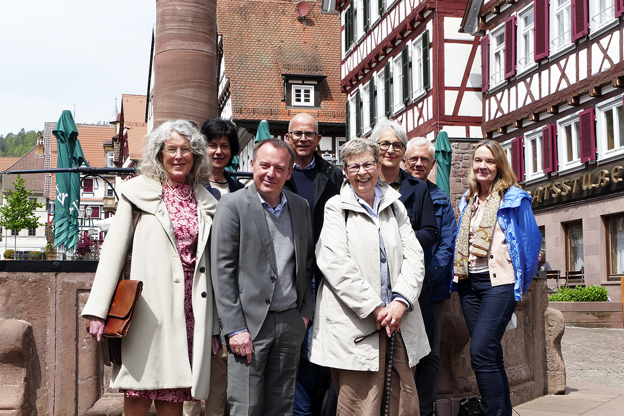 Vertreter der Stiftung (Geschäftsführerin Elke Ruff und Vorsitzender Dr. Andreas Narr) und deren Findungskommission hießen Mirko Bonné (vorne Mitte) als neuen Hesse-Stipendiaten in Calw willkommen.